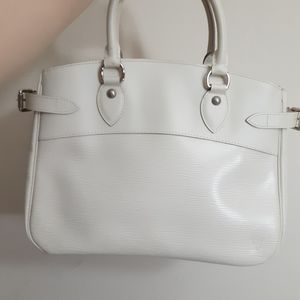 Louis Vuitton passy like new